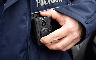 Elbląscy policjanci wyposażeni w specjalne kamery. Nowoczesny sprzęt pomoże podczas interwencji i zwiększy bezpieczeństwo